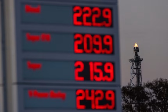  中东局势持续紧张，霍尔木兹海峡受阻；高盛警告，高油价可能长期维持。 股票财经 中东局势持续紧张，霍尔木兹海峡受阻；高盛警告，高油价可能长期维持。 股票财经