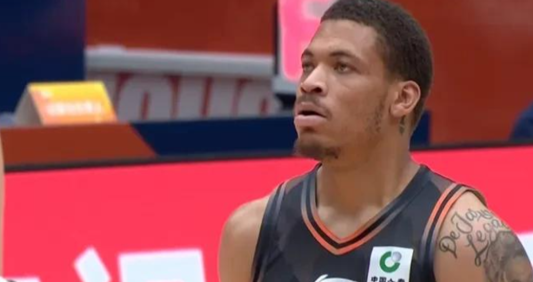  从三连败到险被逆转，山东男篮的困境里藏着多少人的影子？ 体育新闻