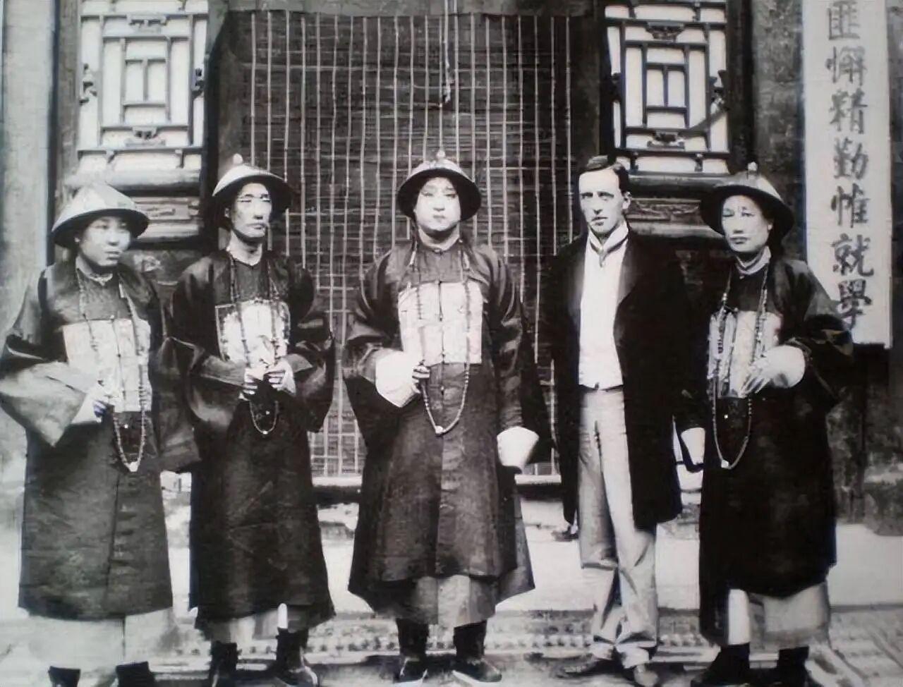  衍圣公制度的九百年兴衰：从孔令贻绝嗣危机到孔德成的历史见证 新闻